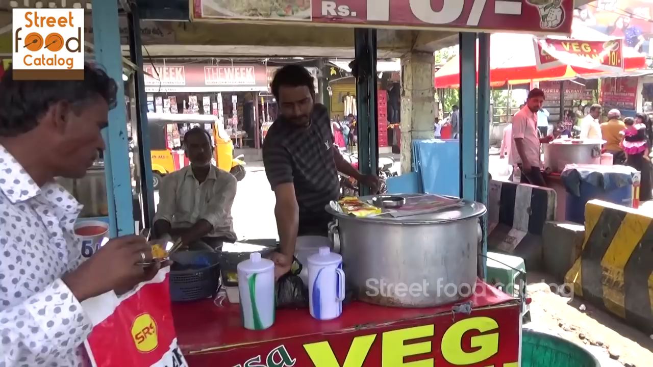 【印度美食】火车站摆摊子,老板说生意还不错!